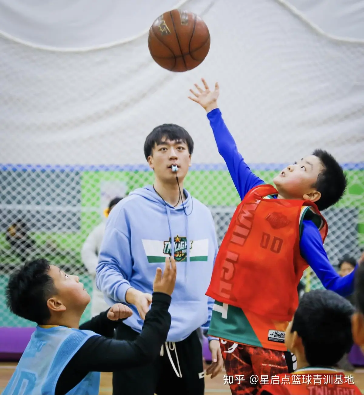 如何帮助青少年篮球运动员处理比赛中的情绪波动_2
